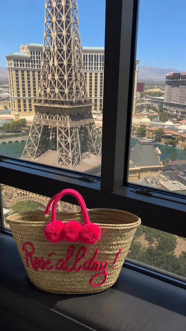 ✨ Rosé all day, Vegas edition. 💕🥂
A room with a view and the perfect pop of pink.
#Annie #VegasViews #ParisLasVegas #RoseAllDay #TravelStyle