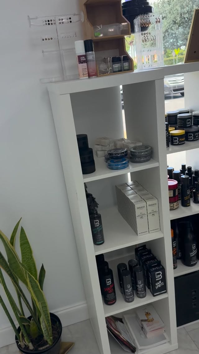 Holaaaaa! Asi está quedando tu lugar favorito! El equipo está creciendo y consolidando sus bases ! Ya no tienes que ir a distintos lugares para atender y cuidar el cabello de tu familia porque aquí lo tienes todo! Desde los productos para tu barba , tu cara, tu pelo ! El lugar para peinarte y maquillarte para tu boda , cambiar el color de tu pelo! Mejorar el aspecto de la textura! Tus mechas tus colores fantasía ! Faciales en especial 65$ También por esta temporada tendremos precio especial de 30$ el corte de caballero ! Estamos muy felices de compartir estas noticias con ustedes ! Gracias gracias gracias por ser los mejores clientes del mundo mundial! Que Dios los bendiga siempre !!!! Gracias por su fidelidad por su lealtad ! Por valorar cada detalle que tenemos para ustedes !!! #hair #barbershop #miami #brickell #doral