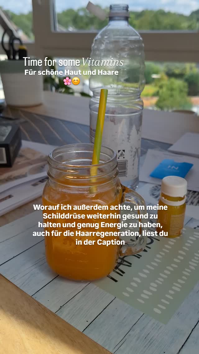 🌸🌸
Am liebsten mag ich meine Nährstoffe in flüssiger Form, da sie so am besten vom Körper aufgenommen werden und auch eine geschädigte Darmschleimhaut umgehen können.
Seit ich meinen Nährstoffhaushalt generell aufgefüllt habe, ist mein Körper und meine damalige Entzündung der Schilddrüse wieder ruhiger geworden und alles regeneriert sich so nach und nach 😊
Die Autoimmunreaktion ist bei mir schon seit 2018 weg und ich bin seitdem konstant am neue Zellen aufbauen.
Jeden Tag, jeden Monat, merke ich mehr, wie sich alles in meinem Körper wieder regeneriert.
So lange ich genug Schlaf bekomme 🤭
Egal welche Nährstoffe du nimmst, achte bitte immer auf eine gute Qualität und versorge dich gleichzeitig mit viel Flüssigkeit.
HYDRATION ist mein zweiter Vorname, glaub ich 😄😄
Dazu noch Stressreduktion und deine Schilddrüse kann sich wieder erholen.
Genau wie der Rest von deinem Körper.
👑 In meinem Onlinekurs zeige ich dir genau, wie ich damals meine Hashimoto besiegt habe und auch heute noch symptomfrei bin. Ohne L-Thyroxin. Und ohne irgendwelche komplizierten Pläne.
Kommentiere HASHIMOTO und ich sende dir den Link zum Kurs direkt in dein Postfach, wo du dir alle Informationen in Ruhe anschauen kannst.
#hashimoto #schilddrüse #schilddrüsenunterfunktion #ganzheitlichegesundheit #ernährung
Was trinke ich da überhaupt? Bzw. was ist drin an tollen Nährstoffen und wofür sind die gut? Das ist die viel wichtigere Frage, anstatt was genau das für ein Getränk ist ;)
🌿 Vitamin C regt die Kollagenbildung an.
🌿 Aminosäuren stellen die nötigen Bausteine für die Haarstruktur und Hautzellen bereit.
🌿 Antioxidantien schützen vor oxidativem Stress und helfen so frühzeitiger Hautalterung vorzubeugen.
🌿 Rosmarin stärkt die Leber.
🌿 Tremella (mein Lieblingspilz unter den Vitalpilzen) hilft neues Gewebe zu bilden und das Bindegewebe zu stärken.
🌿 Biotin ist für die Stabilität der Haarstrukturen mitverantwortlich und hilft in Kombination mit anderen Nährstoffen Haarausfall und brüchigem Haar besser vorzubeugen, sowie die Haut von innen heraus zu stabilisieren und schön geschmeidig zu halten.