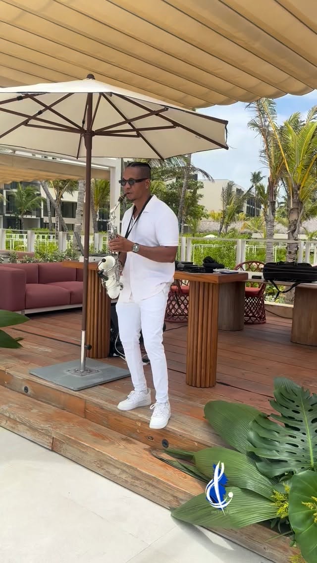 Los que saben, saben. 🎷😎
Omar Sax haciendo lo suyo y demostrando por qué Smith Music sigue marcando la diferencia. 🔥
#SmithMusic #OmarSax #ArtistasElite #PoolLife #LiveMusic Saxophone