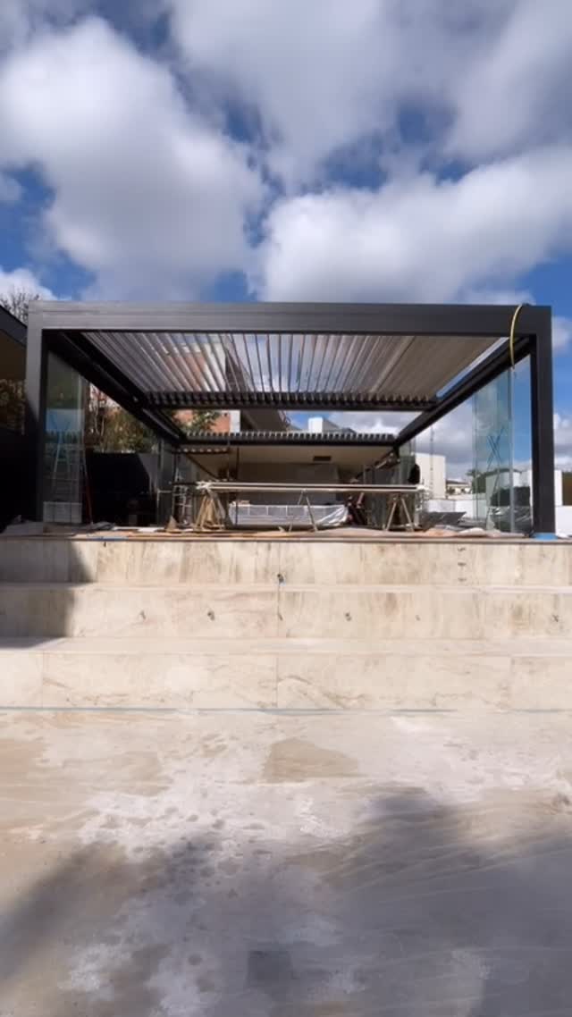 Mais do que um gazebo. Uma plataforma de soluções integradas para o viver ao ar livre.
Neste projeto, o gazebo Arthur Decor incorpora sistemas inteligentes de proteção solar e climática, combinando design, engenharia e tecnologia em uma única estrutura.
A integração com a Pérgola Bioclimática permite o controle da luz natural, da ventilação e da proteção contra a chuva, adaptando o ambiente às diferentes condições do dia e às necessidades de seus usuários.
Cada detalhe foi concebido para ampliar a funcionalidade dos espaços externos, preservando a leveza arquitetônica e proporcionando uma experiência de conforto sofisticada durante todo o ano.
Soluções sob medida para projetos que exigem desempenho, inovação e excelência estética.
📩 Fale com a @arthurdecor e descubra como integrar tecnologia e design ao seu próximo projeto.
#ArthurDecor #PatioDesign #GazeboArthurDecor #PergolaBioclimatica #ᴏᴜᴛᴅᴏᴏʀʟɪᴠɪɴɢ
