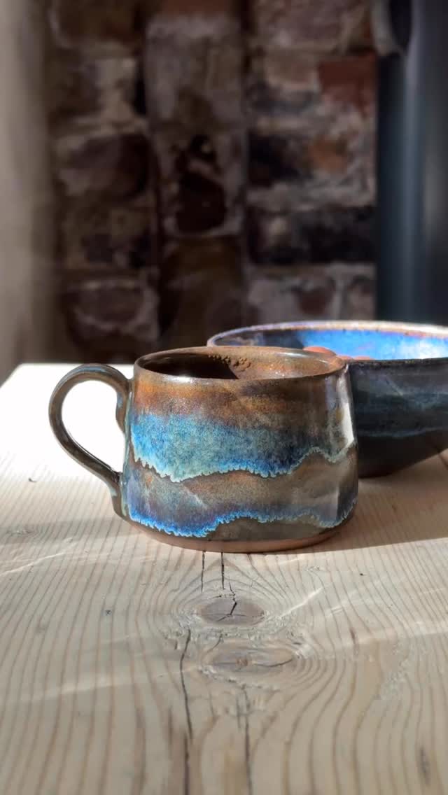 Taking a moment to savour - the play of the light, the heat of the drink, the feel of the mug. I hope you get a moment to stop today x #jenmakespots #savourthemoment #stwerburghs #bristolpotters