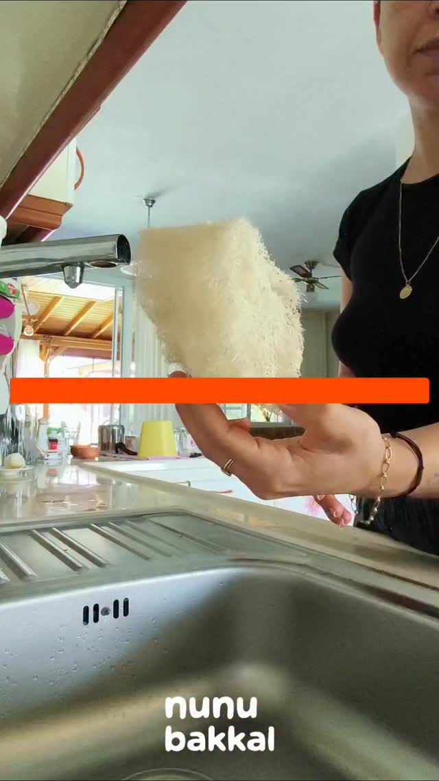 Bulaşıklarınızı plastik süngerlerle yıkamayı ne zaman bırakacaksınız? 🌿
Nunu Bakkal raflarına gelen doğal kabak lifini sadece banyo ritüelleri için saklamıyoruz. Doğanın bu en güçlü temizleyicisi, mutfakta ve ev temizliğinde ezber bozmaya hazır.
🍽️ Ekolojik Mutfak Süngeri: Sentetik, petrol türevi sarı-yeşil bulaşık süngerlerinin aksine %100 bitkisel ve geri dönüştürülebilir bir alternatiftir. Suyla temas ettiğinde mükemmel bir esneklik kazanır; tabaklarınızı, döküm tavalarınızı veya tezgahınızı çizmeden pürüzsüzce temizler.
✨ Neden Ev Temizliğinde Kabak Lifi?
Sıfır Mikroplastik: Yıkama esnasında tabaklarınızda veya su kaynaklarında kimyasal atık bırakmaz.
Uzun Ömürlü ve Hijyenik: Hızlı kuruyan yapısı sayesinde üzerinde bakteri ve kötü koku barındırmaz. Sentetik süngerlere kıyasla çok daha uzun süre formunu korur.
Doğa Dostu: Kullanım ömrü bittiğinde doğrudan toprağa karışabilir.
Mutfak alışverişinizi tamamlamadan önce, hem kendiniz hem de gezegen için temiz bir adım atmak isterseniz doğal kabak lifimizi tekil olarak veya avantajlı setlerimizle sepetinize ekleyebilirsiniz. Şimdi hepsi online'da💚
Dijital mahallemizin yeni üyelerini keşfetmek ve sipariş vermek için web sitemizi ziyaret edebilirsiniz 🌼