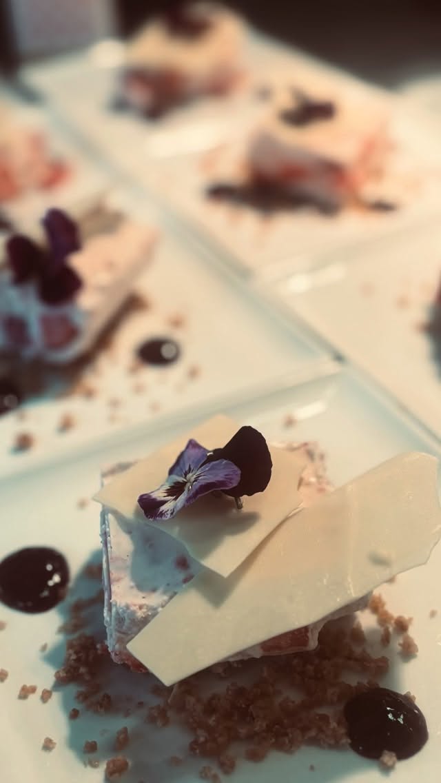 Bakom varje tallrik som lämnar köket, varje dukat bord och varje upplevelse ute i Harkerud finns människor som brinner för att ta hand om våra gäster.
Tack för att ni kommer till Munkedals Herrgård. Vi ser fram emot många fler sommarkvällar tillsammans 🍃🔆🤗