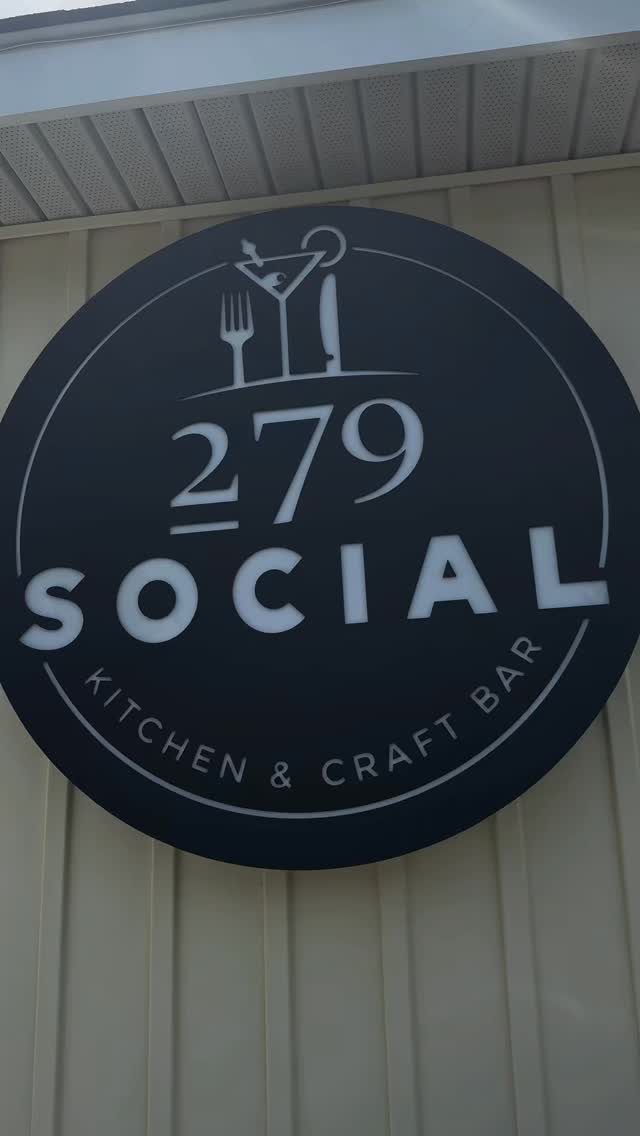Getting a head start on National Bourbon Day with a pour of Bardstown Bourbon Co. at 279 Social. ๐ฅ
Whoโs raising a glass this weekend?
@279socialkitchen