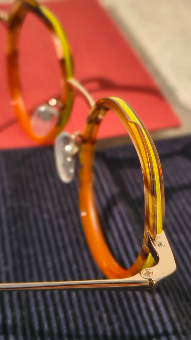 Elegância em cada detalhe. ✨🟡
Um modelo que traduz sofisticação e presença. O tom âmbar traz calor e personalidade, combinado com hastes douradas que elevam o design.
O grande destaque fica por conta do metal em tom amarelo que circula toda a armação, criando um acabamento único, moderno e cheio de estilo.
Porque um óculos não é apenas para ver melhor — é uma expressão de quem você é. 👓
#ÓculosDeLuxo #Moda #Fashion #Estilo #Tendência