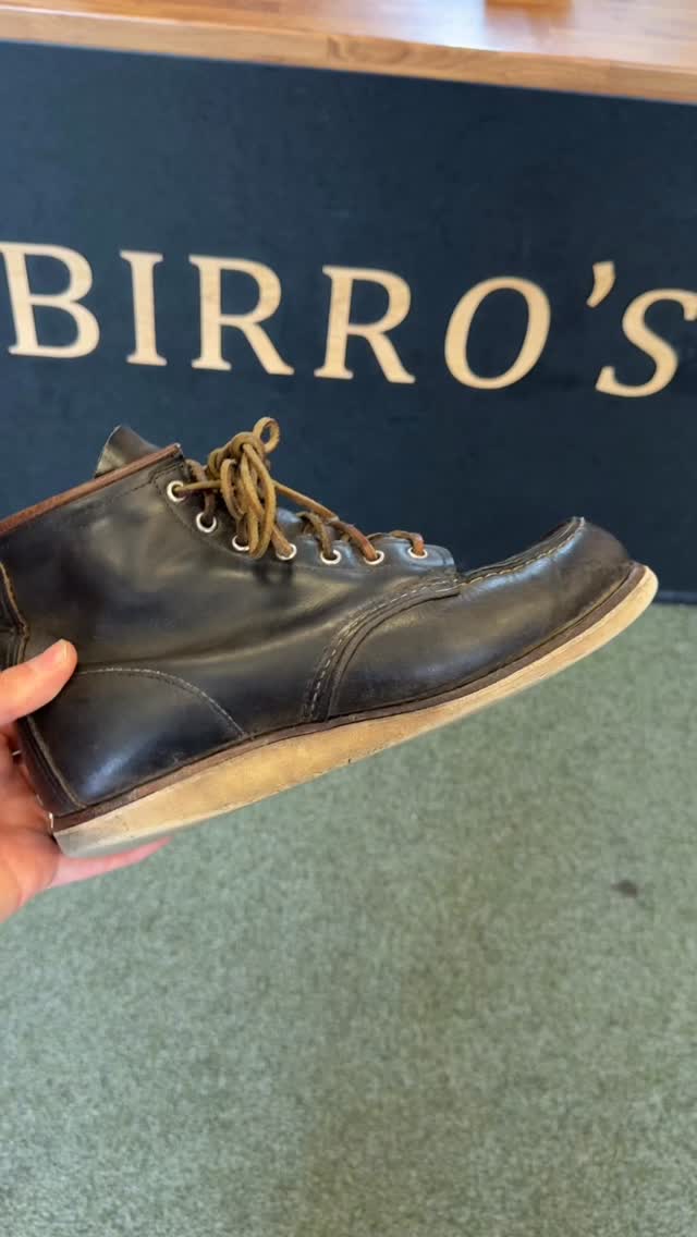 #redwingboots getting new #vibram sole units.
This customer opted for a change in colour from the original white to this sand alternative
#repairifyoucare #shoerepair #cometocolne
