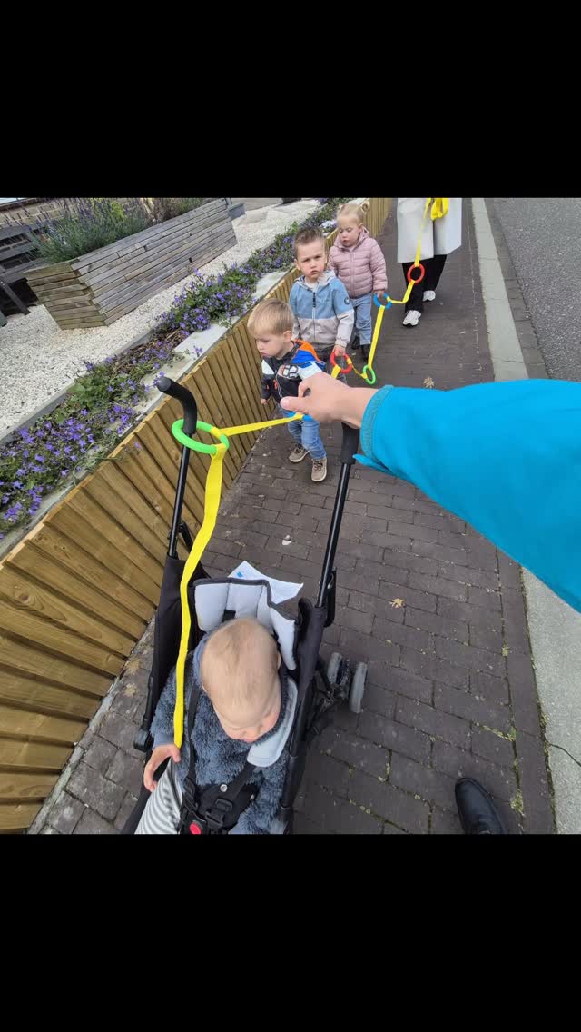 Dag 3 van de Peuter4daagse ๐ช๐ป
Onderweg kwamen we ook een schommel tegen en natuurlijk moesten we daar allemaal eventjes op schommelen.๐ฅฐ
We hoorden onderweg ook veel verschillende dierengeluiden ๐ฑ๐๐ด๐๐
#Peuter4daagse #buiten #natuur #wandelenisleuk