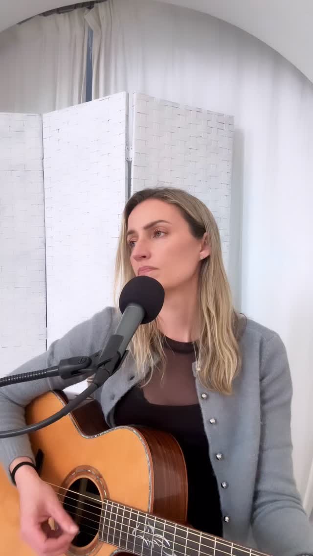Bit of @oasis of a Sunday! Had a lovely time playing in the gorgeous @gloster_house yesterday, the ceremony room is just gorgeous and has amazing acoustics! 🥂