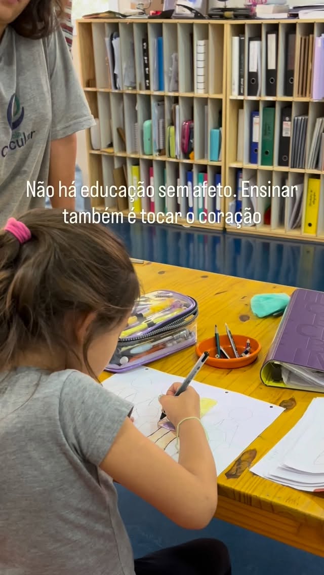 A infância guarda para sempre a forma como fomos acolhidos.
Uma criança pode esquecer uma atividade, um material ou até uma explicação. Mas dificilmente esquece como se sentiu ao lado de quem cuidou dela.
Educar é transmitir conhecimento, sim. Mas também é construir vínculos, oferecer segurança, escutar com presença e enxergar cada criança como alguém único.
Porque aprender acontece com a mente.
Mas floresce quando o coração também é tocado. 💛
Faça parte da Comunidade Circular.