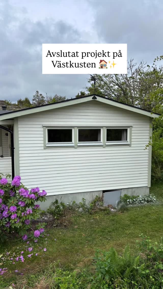 Vi följer med våra kunder - från deras hem i Stockholm till fritidshuset på västkusten🌊
Nu är projektet färdigställt som innefattade fasadrenovering, fönsterrenovering och takarbeten där vi bland annat åtgärdat ett pågående läckage.
Vi är stolta över att hjälpa till att ta hand om våra kunders hus och hem 💙
Bilder @hanslinus