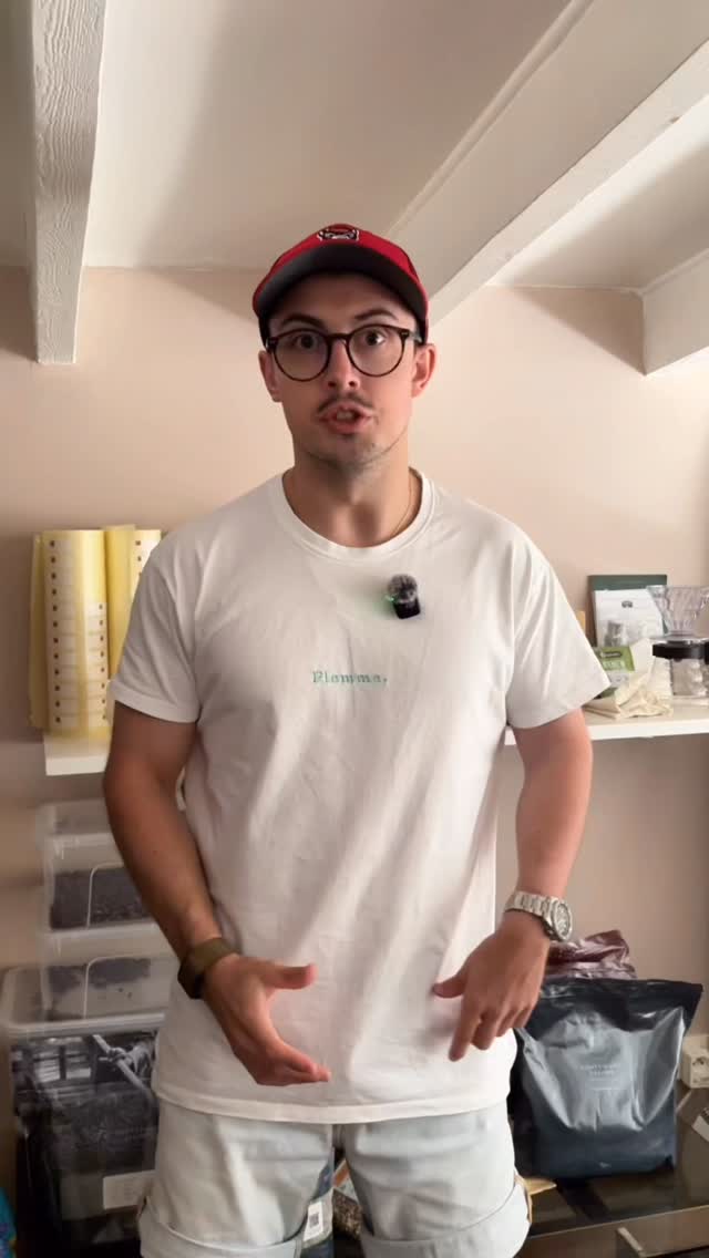 GEAR & SETUP, ep 03 - +2,000€ OF COFFEE GEAR, WORTH IT?
Avoir une belle machine, c’est bien.
Avoir un moulin de qualité, c’est cool.
Mais le matériel ne fait pas tout - il ne corrige pas les défauts de ton café.
Pour ça, tu as besoin de pratique même si toutes les pubs que tu vois passer à la télé te disent que tu deviendras barista en moins de 2 jours.
Même en ayant un bon équipement, il faut s’entraîner pour faire un bon café
#onecupatadiviso
#gear #coffeeaddict #coffee