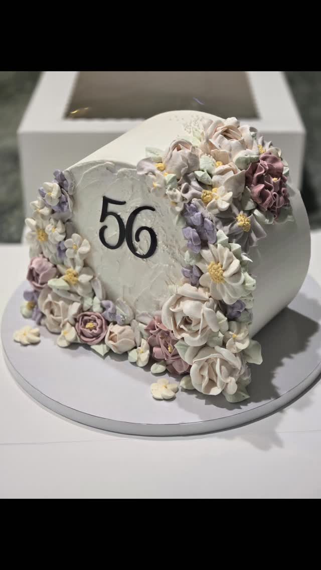 When you love your cake and plan to celebrate all month. I am SO grateful to celebrate another year. So its appropriate and necessary to have the right cake. Thank you @love.cakeable you did it again. Hope you are having a nice day, celebrating your milestones, dreaming a little bigger and being thankful for the small and big wins in life. We only have 24 hours, today, so make them count. Happy birthday 🎂 🥳