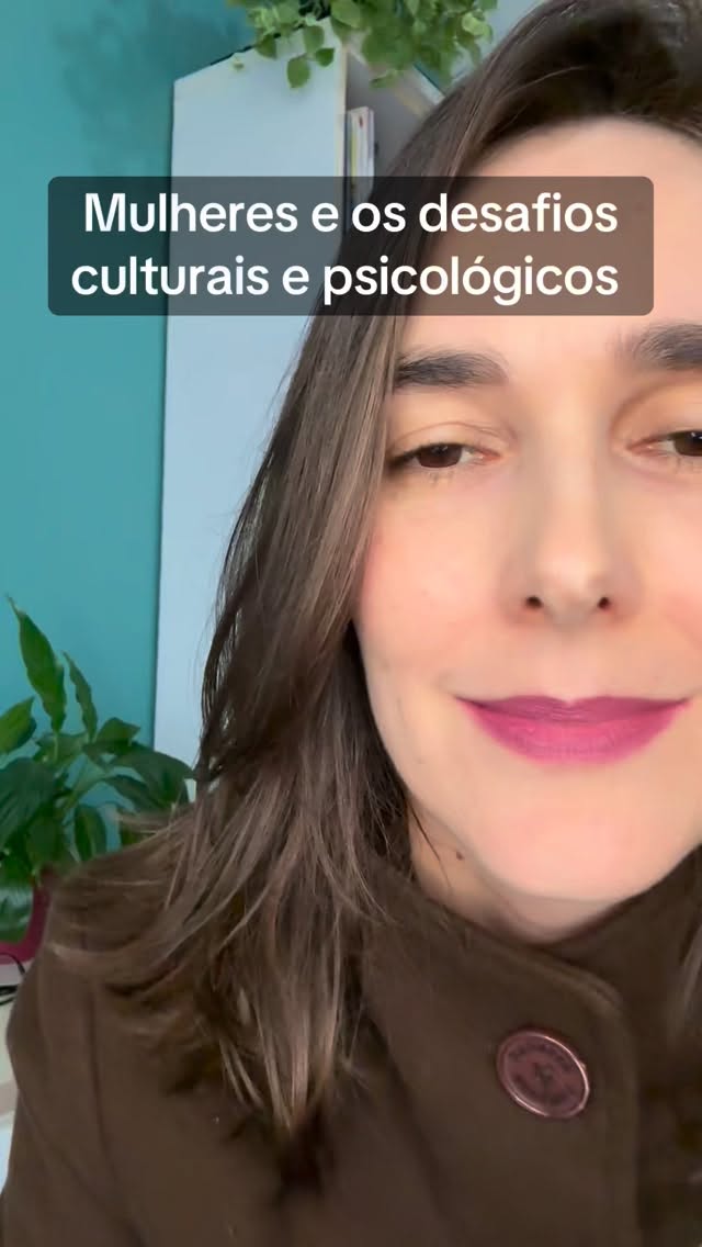 atravessamentos nas vidas das mulheres.
Falo no vídeo sobre a inexistência de imagens de mulheres conduzindo barcos em site de bancos de imagens.
Reflexo da cultura. Sim!!! Apesar de existir muitas mulheres com carta naútica, até mesmo mulheres que cruzaram o Atlântico sozinhas, culturalmente ainda somos inundados de informações contrarias.
Foi apenas um exemplo de como precisamos utilizar de força muito grande para sair do trilho desenhado por séculos de cultura que diz o que é possível para uma mulher.
Quando buscamos algo que faz sentido para nós, precisamos romper com crenças culturais e pessoais para ir além.
Psicologicamente somos todas atravessadas pela cultura.
Algumas mais conscientes que outras.
Muitas mulheres ainda são totalmente inconscientes dessa influência nos seus pensamentos, sentimentos, atitudes e formas de ver o mundo.
Se para mudar a cultura é preciso de muitas gerações, HOJE podemos começar por nós mesmas.
Rafaella Bourscheid
Psicóloga
CRP 07/17974
Arteterapeuta
Terapeuta Sexual de mulheres e casais
Analista junguiana em formação
#psicologia#mulheres#psicologiajunguiana