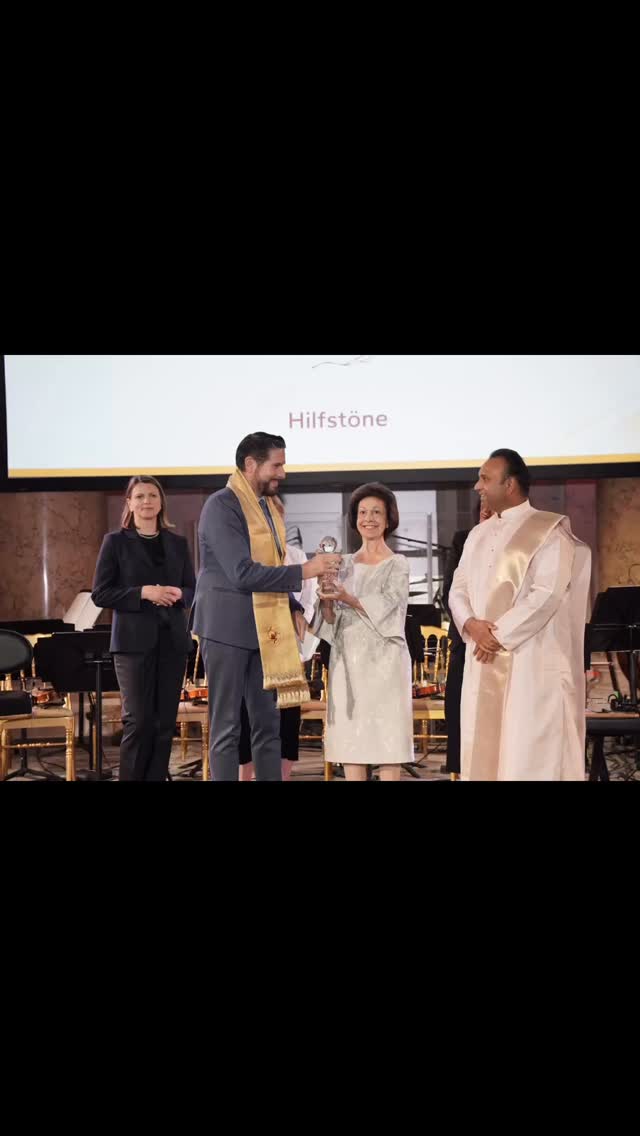 Voller Stolz nehme ich aus den Händen der Kronprinzessin von Serbien Katherine Karađorđević den GAMECHANGER Preis für Kunst & Kultur entgegen. Diese Anerkennung bestätigt das humanitäre Engagements meiner HILFSTÖNE. Danke an alle, die uns auf diesem Weg begleiten und an die Kraft der Musik, Kunst & Kultur glauben, um die Welt ein Stück besser zu machen 🏆 I am deeply honoured to receive the GAMECHANGER Award for Arts & Culture. This award is a wonderful recognition of our humanitarian work with HILFSTÖNE. My heartfelt thanks go to Sri Madhusudan Sai and everyone who supports this mission and shares this vision. Together, we are committed to a world where music and humanity go hand in hand 🎶 One world - one family 🫶 @clemensunterreiner @hilfstoene @owof.foundation @srimadhusudansai #ClemensUnterreiner #winner #gamechanger #hilfstöne #news 📸©️CU | One World One Family | HILFSTÖNE | Seitenblicke