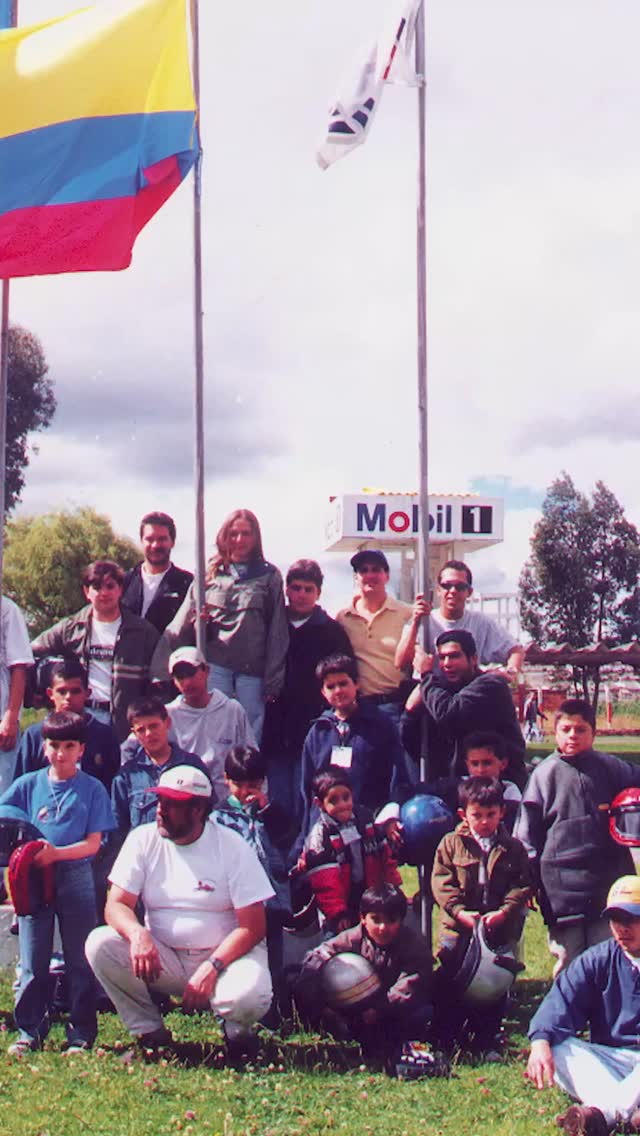 No se trata solo de dar vueltas en una pista. Se trata de disciplina, pasión y de forjar el carácter de las leyendas del mañana 🌟.
Llevamos más de 30 años siendo el primer paso, la primera curva y el primer podio de cientos de pilotos que hoy llevan nuestra bandera en alto 🏎.
Son más de 3 décadas moldeando el futuro del automovilismo colombiano, enseñando que los grandes campeones no nacen... ¡se forman en la pista! 🏆
¡Las inscripciones para nuestros cursos están abiertas! Haz clic en el enlace del perfil y empieza a formar parte de nuestra historia 🚀