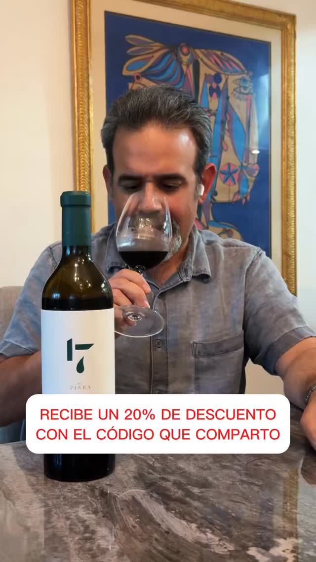 🍷Maravilloso tinto de @pinea_wine y @thesergiogarcia⛳️
Recién llegado a #puertorico de la mano de @labraterra_puerto_rico, compra tu botella con un 20% descuento en la tienda en línea de @the.wlist. Regalo ideal para el #diadelpadre para el padre amante del #vino y del #golf y de la #riberadelduero.
Sobre la historia del vino y la bodega: fue fundada por los empresarios mexicanos Hugo Del Pozzo y Vicente Pliego, quienes se asociaron con el renombrado enólogo Isaac Fernández Montaña. Aunque el proyecto ya llevaba tiempo gestándose en sus viñedos de cepas viejas en Valladolid y Burgos, el año 2017 marcó un antes y un después definitivo para ellos por dos grandes razones: 1) Debutó la bodega por lo que en ese año se lanzaron al mercado las primeras botellas comerciales de su vino insignia de alta gama, Pinea y
2) La victoria de Sergio García: el abril de ese mismo año, el golfista Sergio García (quien entabló una estrecha amistad y una relación cercana con los fundadores del proyecto) hizo historia al ganar su primer torneo Major: El Masters de Augusta.
Para conmemorar este año tan mágico y lleno de éxitos tanto para la bodega como para el campeón español decidieron crear un nuevo vino, un tributo que capturara esa energía. Así nació “17 by Pinea”.
El menú de campeones: La conexión fue tan fuerte que, al año siguiente de su victoria (en 2018), Sergio García eligió el vino insignia de la bodega (Pinea) para protagonizar la prestigiosa Cena de Campeones de los Masters, donde sirvió este vino a las leyendas vivas del golf mundial.