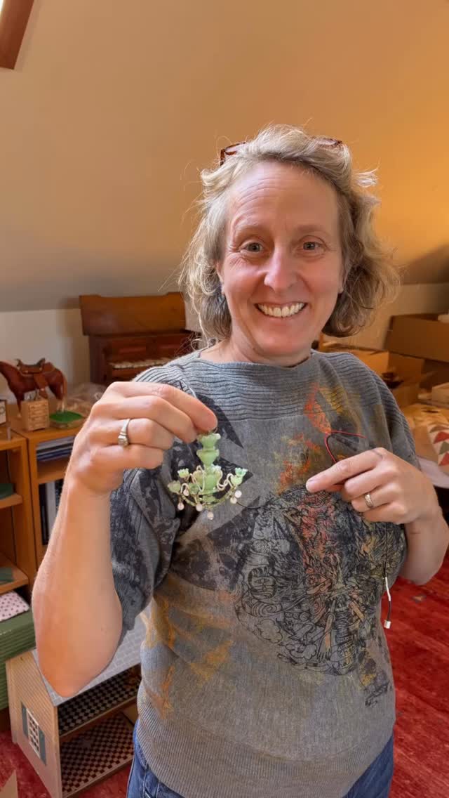 #MonthlyMaker series featuring artists from the Dollhouse Clubhouse.
Up next - glass artist and general instigator of extrodinary ideas, our Elven Electrician Marta Bernbaum. She can electrify the smallest scenes, craft the most delicate flass sculptures, and figure out a way to build almost anything.
We wish her luck as she heads to @igmaguildschool for a week of miniature artistry and lovely views in Castine, Maine.
#festivalofminiatures #dollhouseclubhouse #minidesign #brattleborovt