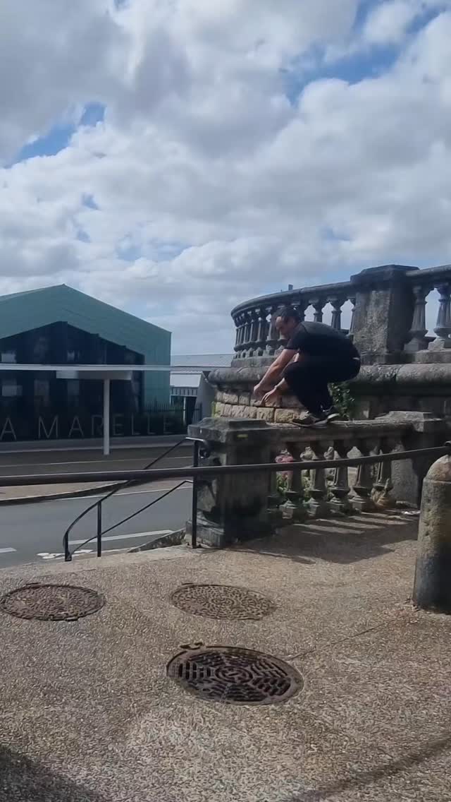 dans le Parkour on apprend a ressentir, à Aiguiser notre regard pour etre le plus juste possible 👀
je donne des cours de Parkour 📥
#parkour #coach #sport #vivrefort