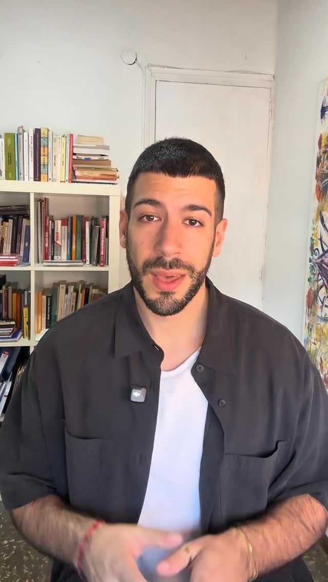 “Lo tenía que haber visto venir.”
Esta es una de las frases favoritas de un saboteador que actúa desde el recuerdo.
En Psicología, este fenómeno se conoce como Falacia Retrospectiva: una distorsión que nos hace creer que podíamos haber anticipado algo que, en realidad, no podíamos prever.
📍 Más del 80% de las personas cree que podía haber predicho un resultado una vez ya lo conoce (Fischhoff, 1975).
Desde la Psicología del Talento, este proceso es especialmente relevante porque transforma el aprendizaje en castigo. Dejamos de analizar lo que sabíamos entonces para juzgarnos desde lo que sabemos ahora.
Y ahí aparece el saboteador.
No para ayudarte a comprender lo ocurrido.
Sino para convencerte de que fallaste.
Arón Alma | Psicología • Talento • Liderazgo
#Psicología #Talento #Liderazgo #PsicologíaDelTalento #Saboteador Saboteadores ArónAlma DesarrolloProfesional DesarrolloPersonal