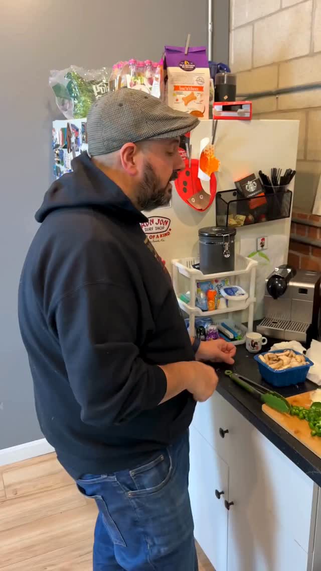 Back at it again with Derrick Makes Lunch 🤤
Get the goods at shopportuguese.com
