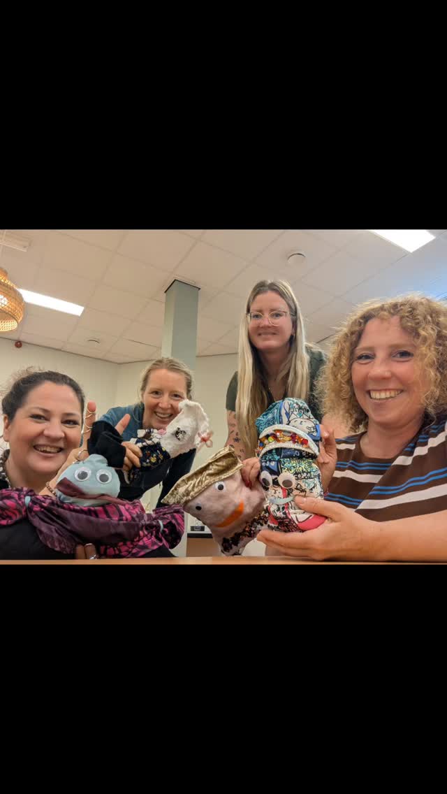 Afgelopen maandag heb ik de lady's meegenomen in de procesontwikkeling van workshops. Daarbij zijn we natuurlijk zelf weer aan de slag gegaan om ook meteen een nieuwe workshop te bedenken en weer een nieuw materiaal te verkennen.
De co-trainers hebben voor de zomer geoefend met allerlei technieken en materialen die Creatief Door Herstel in huis heeft. De eerste keer intervisie en het werken met leerdoelen word geintroduceerd. En de opslag is gestructureerd. Wij kunnen na de zomer een vliegende start maken. Heerlijk om met deze dames te mogen groeien.
En.. er komt nog meer nieuws aan! ✨️