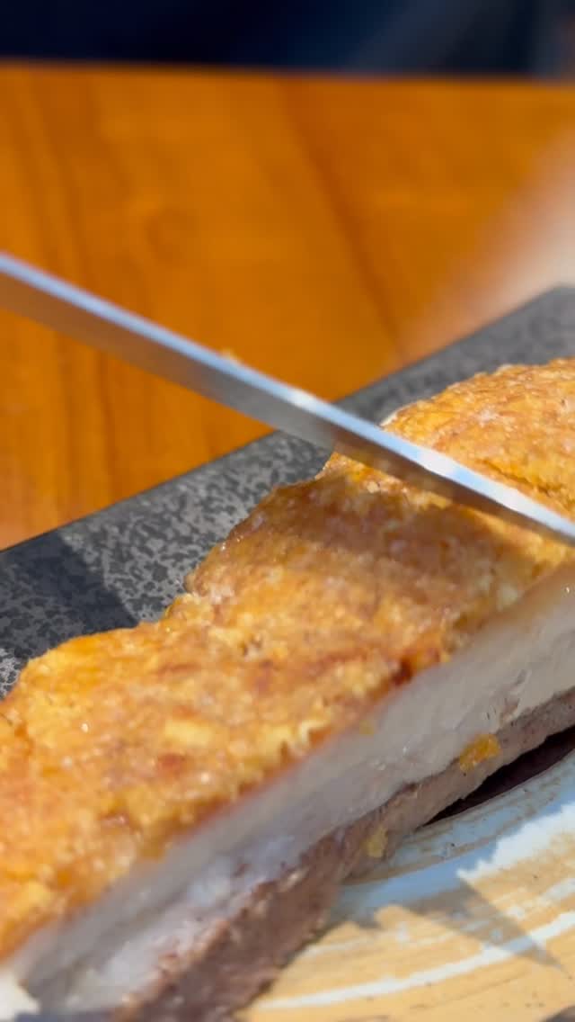 Listen to that CRUNCH! 脆不可挡! 🔊 Behold our latest masterpiece: The legendary Cantonese Roasted Pork Belly (SiYoke) has officially arrived at DONE WIN FUSION! Meticulously prepared using traditional techniques, we’ve achieved the ultimate balance of a shatteringly crispy skin and succulent, melt-in-your-mouth layered meat. This is not just pork; it‘s a sensory story. Come conquer this sensory feast tonight!
听听这声音!DONE WIN FUSION 的 【广式脆皮烧肉】 震撼开切!严选优质五花肉,历经秘制腌制与传统炭火炙烤。切开的瞬间,金黄酥脆的外皮在刀尖下发出清脆的呐喊,内里肉质丰盈多汁,层次分明,每一口都是对味蕾的极致诱惑。今晚就来大口吃肉!
📍 Kuchai Sentral, KL
#donewinfusion #kuchailama #klfoodie #roastpork #crispyskin