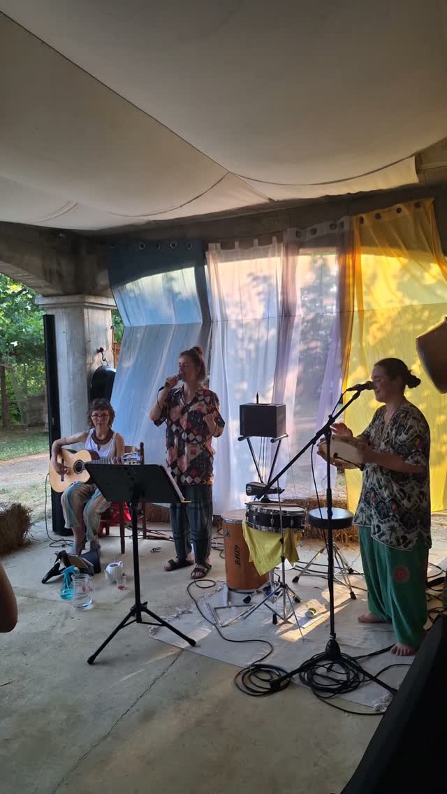 C'était le Trio Corta Jaca !
Ce fut une belle soirée !
Douce, légère, joyeuse avec de nouveaux visages qui sont venus à nous !
Un bonheur d'écouter Lily, Julie et Lise nous conter, nous jouer, nous chanter les sonorités d'Amérique latine.
Merci pour leur énergie féminine, pour leur bonne humeur et merci aux invités
Pour que l'association des Zamis des jardins puisse accueillir des volontaires tout au long de l'année
Un merveilleux moment tout en délicatesse