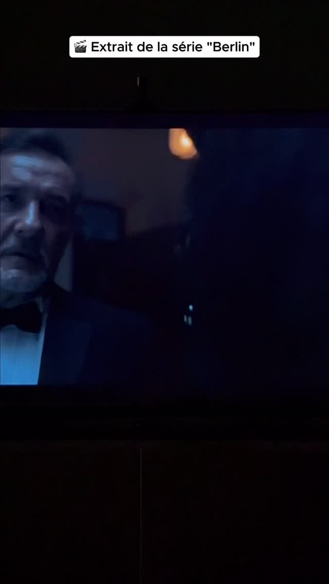 Dans cet extrait de la série Berlin, le cheval est présenté comme un partenaire capable d’inviter à ralentir, à respirer et à se reconnecter à soi.
Bien qu’il s’agisse d’une fiction, cette scène fait écho à certains mécanismes que nous observons dans l’accompagnement avec le cheval : la présence, l’écoute et la qualité de la relation.
Une belle occasion de mettre en lumière la richesse du lien entre l’humain et le cheval. 🐴
🙏 Merci à @amzallageric pour nous avoir partagé cette scène.
#berlinnetflix #netflixseries #developpementperso #equicoaching #connexionasoi