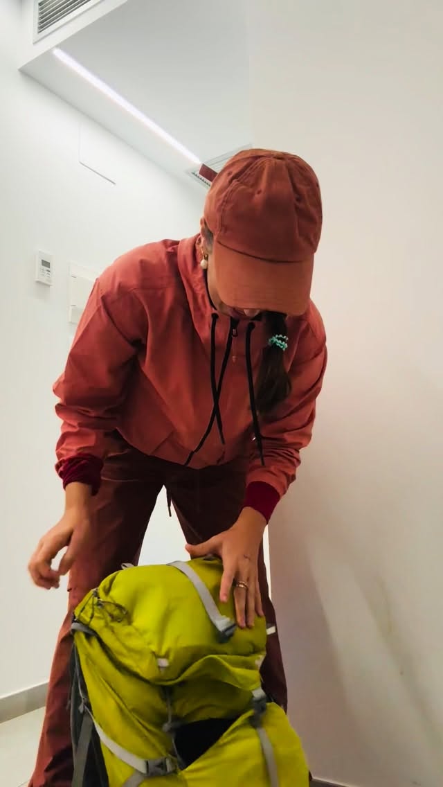 “Caminante, no hay camino, se hace camino al andar”.
Papá nos cantaba esta canción cuando éramos chicas. Sin saberlo, se convertiría en el himno de estos días en el Camino de Santiago, acompañando cada paso junto con las intenciones que amigos, familiares y miembros de la comunidad compartieron.
Con cada paso pensé que, tal vez, si caminamos juntos con la intención de acercarnos a Dios, podamos construir un poquito de ese Reino de los Cielos en la tierra y vivir con más amor y alegría.
Con eso en mente, oré cada uno de los 120 kilómetros hacia Santiago de Compostela y entregué las cartas de intenciones en la cripta del Apóstol Santiago.
Para que, en cada proceso de peregrinación, el reencuentro con nuestro hogar esté empapado de esa calidez humana que solo encontramos allí donde nos sentimos como en casa.
Gracias a @piedrasvivas_rc por la organización y el cariño de compartir en comunidad.
#heartofcommunity #lavirgencita #caminodesantiago