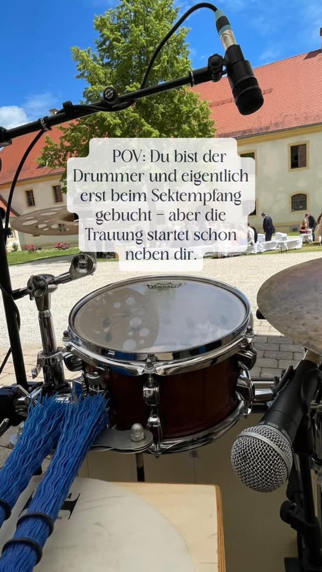 Spoiler: Vom Sektempfang aus sieht man kein Brautpaar… 🤷🏻♂️😂
#drummer #hochzeitsmusik #trauung