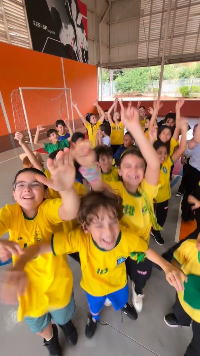 RIO PRETO VESTE VERDE AMARELO PARA APOIAR BRASIL EM BUSCA DO HEXA
Rio Preto já entrou no clima da Copa. As ruas ganharam as cores do Brasil, as bandeiras tomaram conta da cidade e, ontem, crianças da Escola Municipal Castelinho de Ouro e do Sesi Represa deram um show de patriotismo vestidas de verde e amarelo.
Hoje, às 19h, a Seleção Brasileira faz sua estreia na Copa do Mundo de 2026. É hora de reunir a família, os amigos, preparar a torcida e acreditar mais uma vez.
Porque quando o Brasil entra em campo, o coração de milhões de brasileiros bate no mesmo ritmo.
Vai, Brasil! Que comece a nossa caminhada rumo ao hexa.
Mais informações no Portal Guilherme Baffi – A notícia através da imagem.
Rio Preto já entrou no clima da Copa. As ruas ganharam as cores do Brasil, as bandeiras tomaram conta da cidade e, ontem, crianças da Escola Municipal Castelinho de Ouro e do Sesi Represa deram um show de patriotismo vestidas de verde e amarelo.
Hoje, às 19h, a Seleção Brasileira faz sua estreia na Copa do Mundo de 2026. É hora de reunir a família, os amigos, preparar a torcida e acreditar mais uma vez.
Porque quando o Brasil entra em campo, o coração de milhões de brasileiros bate no mesmo ritmo.
Vai, Brasil! Que comece a nossa caminhada rumo ao hexa.
Mais informações no Portal Guilherme Baffi – A notícia através da imagem. 🎥 Guilherme Baffi / @arthurmerlotti @voosriopreto