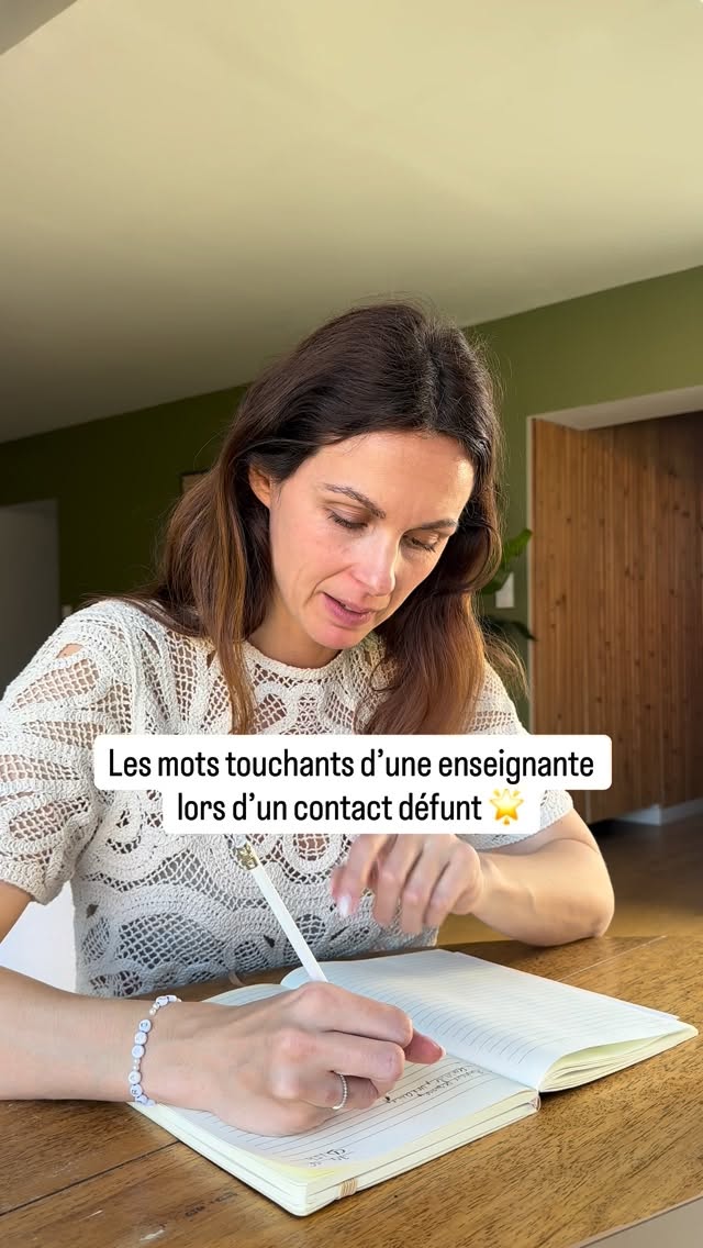 ✨ Il y a des messages qui traversent le temps… et touchent l’âme.
Dans cet extrait, une enseignante de l’autre côté du voile partage à son amie l’amour immense qu’elle portait à son métier.
Pour elle, chaque élève était une perle rare, unique, précieuse.
Elle voyait au-delà des notes, au-delà des apparences… elle voyait des êtres à accompagner, à respecter, à aimer 🤍
Recevoir ce contact m’a profondément touchée.
À chaque connexion, je ressens cette même énergie: une douceur infinie, une bienveillance pure, une vibration d’amour si élevée qu’elle apaise et éclaire à la fois.
Transmettre ces messages est un véritable cadeau.
C’est un moment suspendu, où les liens continuent d’exister autrement… avec guidance, tendresse et lumière ✨
Et si nos proches continuaient de nous guider autrement… qu’en pensez-vous ?
#contactdefunt #medium #amourinconditionnel #guidance #enseignant