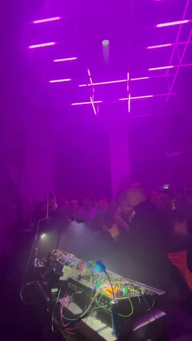 .
This is live improvised techno — very different to DJing. Here’s a clip going back to 2023 when Honeysmack supported @tony_surgeon
Want to know how Honeysmack performs? More on this shortly!
🎥 @monolithmusicaus + @stablemusic
#livetechno #electronicdancemusic #technomusic #modularsynth #techno