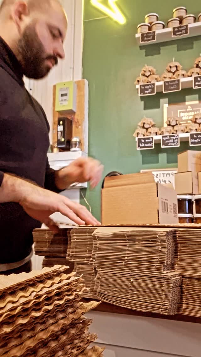Une journée bien rythmée pour préparer cette jolie commande d'entreprise. Des coffrets remplis de douceur, de fruits rigoureusement sélectionnés et de recettes artisanales.
Le cadeau parfait pour dire "merci" avec authenticité. 🍯
#reelinstagram
#behindthescenes
#cadeaucollaborateur #benedettoconfituresatypiques #produitslocaux