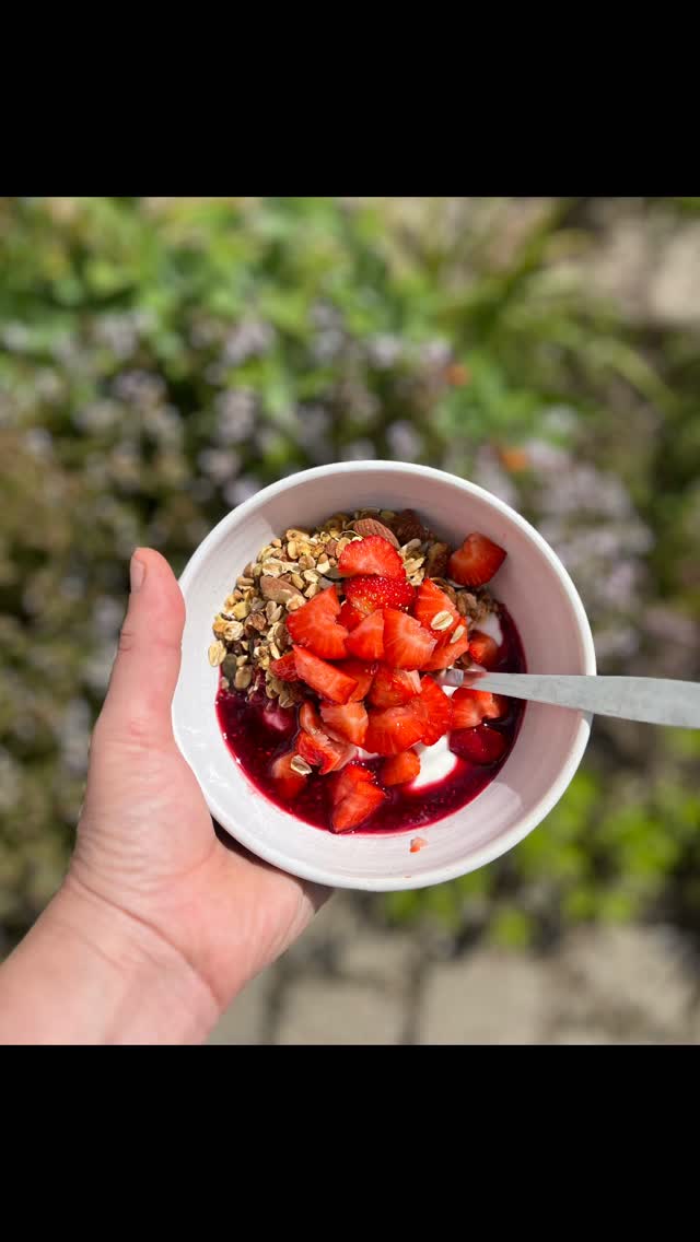 Dagens tip til antiinflammatorisk mad:
Husk nydelsen ✨💚
Min morgenmad i dag var denne skål græsk yoghurt med hjemmelavet granola, hindbærkompot og solmodne jordbær fra haven.
Når vi taler om sundhed og antiinflammatorisk kost, kommer fokus ofte til at handle om alt det, vi skal undgå. Men for mig er nydelse en lige så vigtig del af ligningen.
Mad skal ikke være styret af strenge regler og lange lister over forbud. En balanceret tilgang, hvor vi fylder tallerkenen med næringsrige og velsmagende råvarer, er langt mere bæredygtig på den lange bane.
Min erfaring er, at de største og mest vedvarende forandringer sker, når sund mad også giver glæde, mæthed og lyst til mere.
Sundhed handler ikke om perfektion – det handler om de valg, du træffer igen og igen.
Hvad giver dig mest nydelse på morgenbordet lige nu?