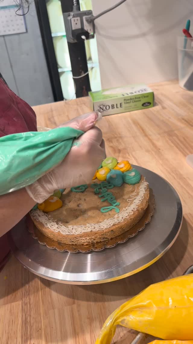 Have a birthday to celebrate? Order one of our homemade Chocolate Chip Cookie Cakes to make it extra sweet! Orders can be made on our website, thesugarqueencreamery.com, and must be made with at least 72 hrs notice. Pick-up at our South Knox location only!
#Knoxville #knoxfood #knoxvilletn #knoxlocal #knoxeats