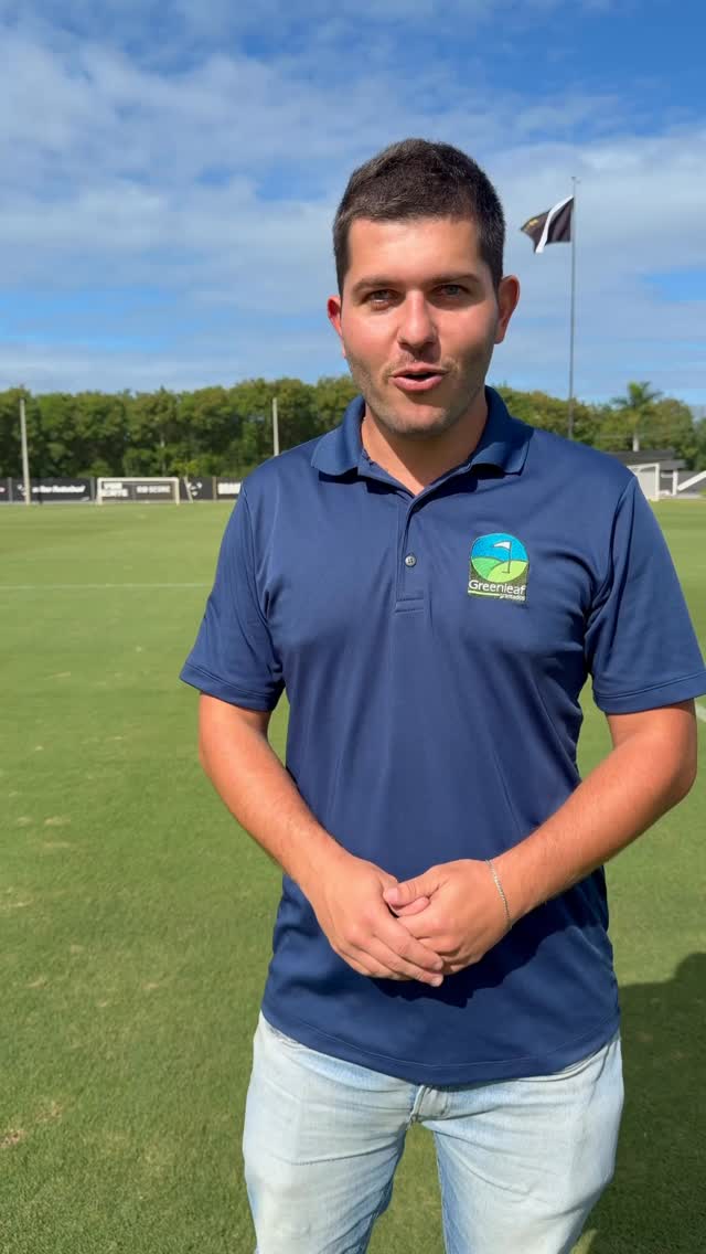 Tem curiosidade de conhecer um pouco dos bastidores do centro de treinamento do Vasco da Gama?
Hoje o Bruno te leva para dentro da estrutura utilizada pela equipe profissional e mostra os campos que fazem parte da rotina de preparação do clube, onde estamos conduzindo manejos de revitalização, aproveitando a pausa no calendário para preparar os gramados para a segunda metade da temporada.
Confira esse acesso exclusivo aos bastidores de um dos CTs mais importantes do futebol brasileiro!