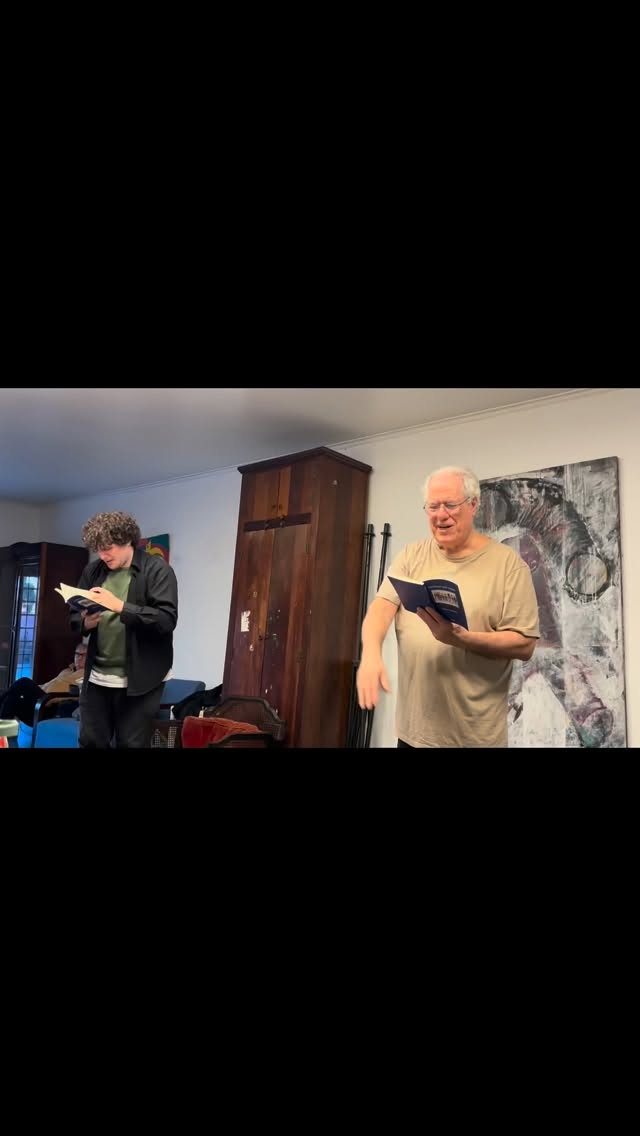 Sábado, 13/6, tive a oportunidade de assistir à leitura dramática de Nenhum por Todos, do jovem dramaturgo Haim Fridman, e de rever o mestre Roberto Borenstein esbanjando talento em cena.
Ao final, fui presenteada por Haim com a primeira prova da peça em formato livro — que, naturalmente, ganhou prioridade absoluta na fila de leitura.
Uma iniciativa maravilhosa do @servassp, que reuniu teatro, conversa, encontros e, porque era sábado, uma excelente feijoada.
Em tempo: o Servas é uma organização internacional sem fins lucrativos cujas origens remontam a 1948, quando o ativista pela paz Bob Luitweiler e um grupo de amigos na Dinamarca criaram o movimento Peacebuilders (Construtores da Paz). A ideia era simples e poderosa: aproximar pessoas de diferentes culturas por meio da hospitalidade, do diálogo e da amizade, contribuindo para a construção de um mundo mais pacífico.
A panela de canjica, registre-se para a posteridade, é de minha autoria. 🤭
#pazmental #hospitalidade #bem #saudemental #servas #servasbrasil