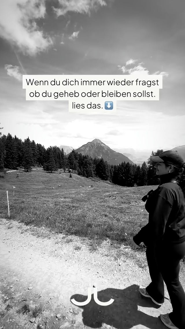 Egal wie viel Gründe du noch „gegen ihn“ findest. Es geht nicht um deinen Mann.
Wenn du weg von ihm willst, sehnst du dich danach dass diese schwere die du mit ihm fühlst, geht.
Und sie wird gehen.
Kurz.
Vielleicht kommt dann ein neuer Mann. Mit ihm ist es am Anfang leicht.
Aber dann?
…Du weißt es…
Auch dort wird es wieder schwer werden.
Weil Du immernoch etwas suchst.
Du suchst in deinem Mann etwas das du dort nicht findest.
Du findest es nur in dir.
Und wenn du es in dir gefunden hast, dann wirst du genau wissen ob du bei diesem Mann bleibst oder gehst. ❤️
Und wenn du in Liebe gehst, dann kannst du nichts bereuen.
Wenn du im Schmerz gehst, nimmst du den Schmerz mit.
Unsere Beziehung ist die wohl subtilste & tiefste Reise der Erkenntnis!
Nutze sie.
Folge @juliaharter_ und wir können durch Beziehung & Business noch tiefer in dich eintauchen.
#Beziehung #liebe #truth #klarheit