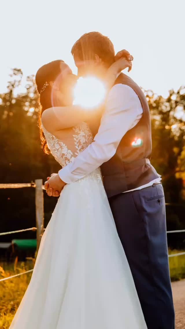 Hochzeiten fotografisch begleiten zu dürfen, bedeutet mir immer sehr viel! Ich liebe es einfach und darum habe ich mich dazu entschieden, dass ich im 2027 wieder mehr Hochzeiten annehmen werde. Sucht ihr noch eine Fotografin? Dann meldet euch unverbindlich für ein Kennenlernen. ich freue mich 🤍
#liebe #hochzeit #hochzeitsplanung #fotoshooting #hochzeitsfotografie