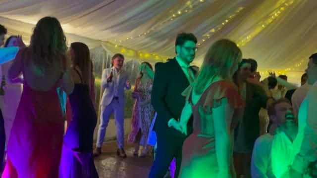 Great crowd at Johnny & Amelia’s wedding last weekend. Cool vaping 👌 @martyndrabik @tristanevansgtr @paulmallyon @thefunkyfiddler @ro_barrett #miraclecureband #rockweddingband #functionband