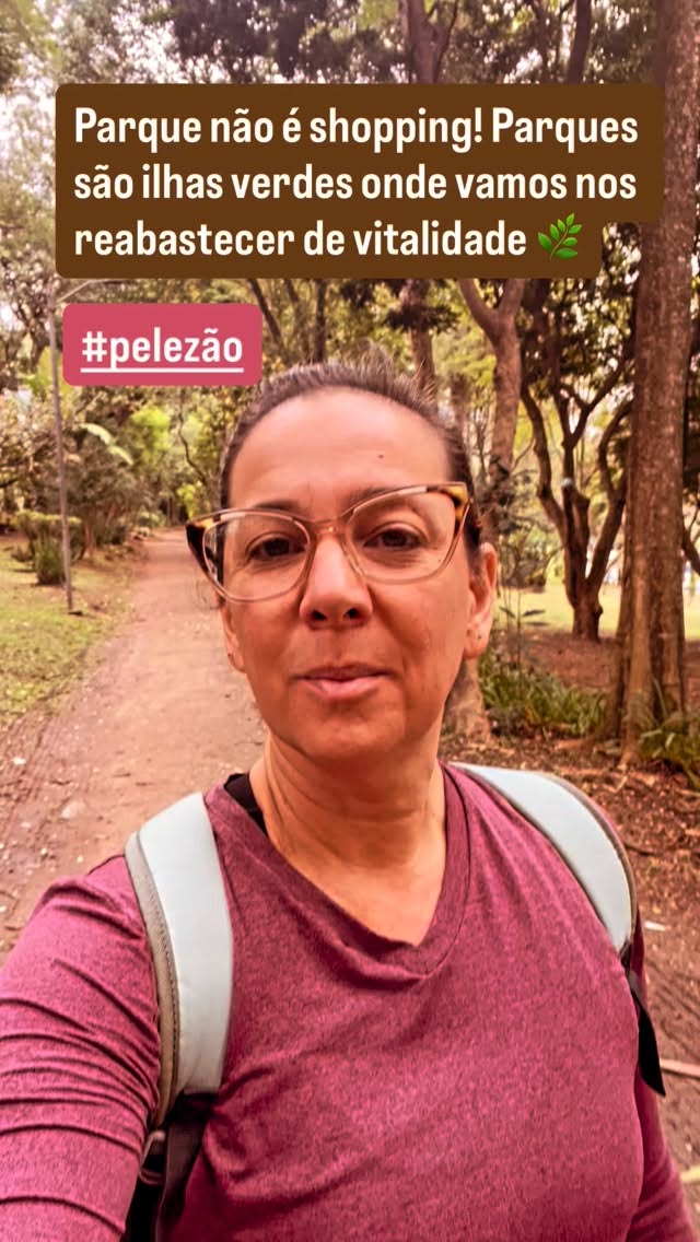 Há 2 semanas fui ao Parque Villa Lobos e quase chorei! O parque virou um shopping! Muitas lojas, poluição visual, sonora, lixo pra todo lado, muitas marcas expostas e muito estímulo ao consumo. Muitas áreas obstruídas por tapumes de propagandas. Me senti assaltada.
Aqui no pelezão essa lógica predatória ainda não chegou. O verde está preservado, ainda temos áreas verdes pra descansar.
Conexão com a natureza é um direito nosso e tem impactos positivos mensuráveis pra nossa saúde física e mental. No Japão, o contato com a natureza é estimulado pelo governo como uma medida de saúde pública. Qual o benefício pra população de trocar um parque verde por um shopping numa metrópole como São Paulo? Lucro pra 6 dúzia de empresários. Essa lógica do lucro em detrimento do bem estar não está nos levando a ser uma população mais feliz nem saudável. Quem ganha com isso? O que você acha disso? Já tinha pensado dessa forma?