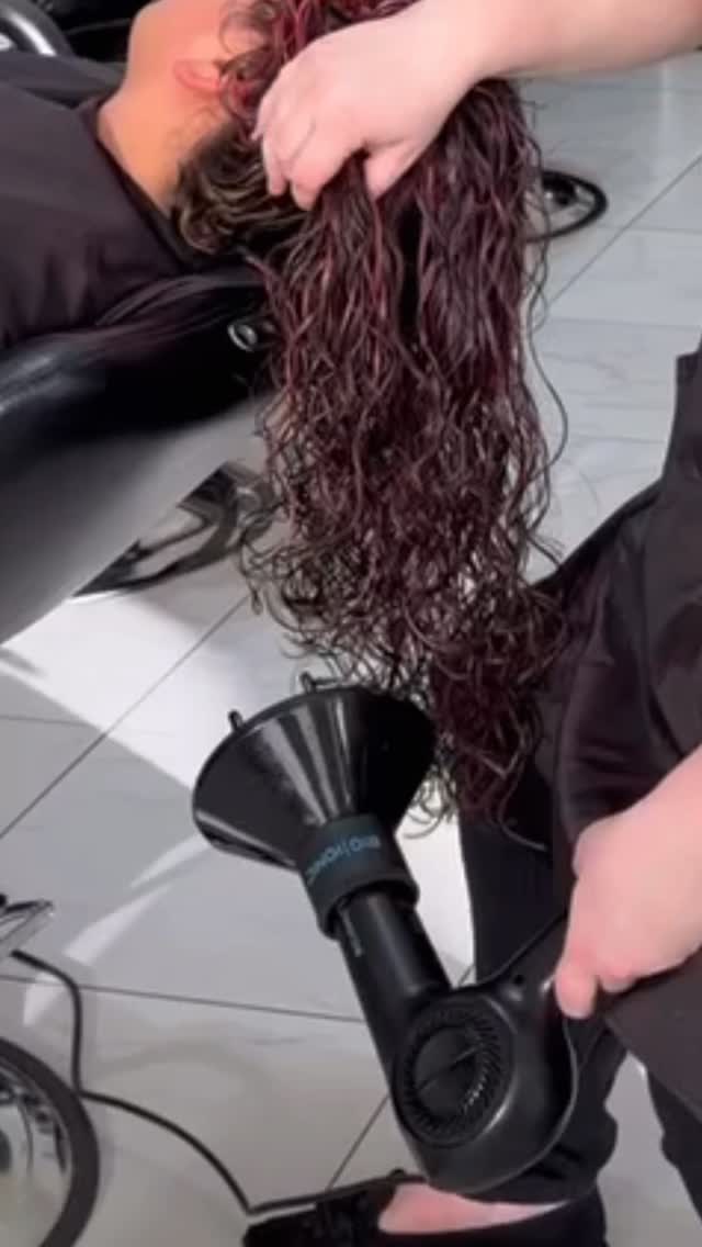 Want to visit the salon but not sure what service to get? We’ll help you figure out ⬇️
Click on the reel and send us a screenshot of which clip you land on, then we’ll check which of our stylists has availability for that service 😉