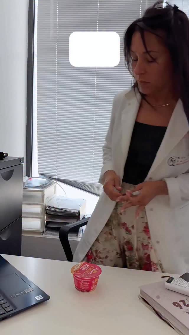⚠️⚠️⚠️
3 alimenti che sembrano “sani”… ma nel lipedema peggiorano gonfiore e ritenzione.
👀E sì: potresti mangiarli quasi ogni giorno senza accorgertene…
1️⃣ Barrette proteiche confezionate.
Piene di polioli, fibre fermentanti e proteine ultra‑processate → gonfiore e gambe dure.
2️⃣ Yogurt proteico “fit”.
Lo yogurt è già una fonte naturale di proteine.
Le versioni “fit” aggiungono edulcoranti, aromi e gomme → infiammazione + edema.
E anche lo yogurt normale va usato con moderazione.
3️⃣ Cereali integrali da colazione.
Troppa crusca irrita, le fibre sbagliate fermentano, gli zuccheri nascosti alzano l’insulina → pancia gonfia e ritenzione.
✨ Vuoi capire davvero cosa mangiare e smettere di procedere per tentativi?
👉 Scrivimi in DM 🌸