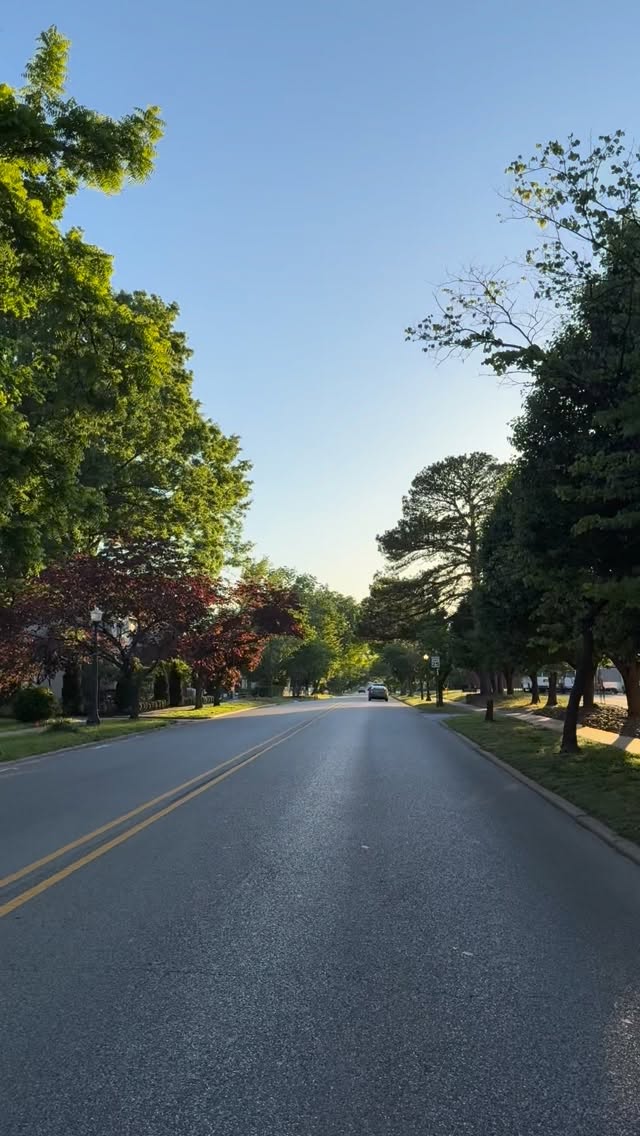 Ready to roll through the streets and see homes featured on your favorite renovation show? Head on over to our website (link in bio) to book a “Front Seat to Fabulous” tour today! Tours are one hour in length and include an exclusive shopping discount at Marrs on Main!!