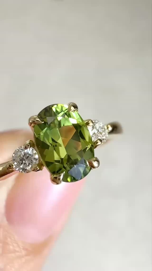 This Frida ring features a spring green sapphire from the Central Queensland Sapphire Fields framed by two natural diamonds, creating a design that is simple but full of character✨
