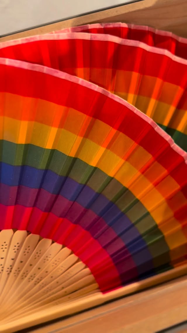 Il 20 giugno Palermo si colora di orgoglio, libertà e amore. 🌈
In un mondo che negli ultimi mesi sembra sempre più attraversato da odio, conflitti e divisioni, scegliamo di armarci dell’unica cosa per cui vale davvero la pena lottare: l’amore.
L’amore in tutte le sue sfumature cromatiche, in tutte le sue forme, in tutte le sue espressioni.
Per noi di #Maravigghia, il Pride non è soltanto una giornata di festa, ma un momento per ribadire un valore semplice e fondamentale: ogni persona deve sentirsi libera di essere sé stessa, senza paura, senza giudizi, senza compromessi.
Da sempre il nostro spazio è aperto, accogliente e inclusivo. Un luogo che appartiene a tutti.
Per questo saremo semprr presenti al Palermo Pride, al fianco della comunità LGBTQIA+ e di chiunque creda che il rispetto, la dignità e l’amore siano diritti universali.
Perché l’amore non ha bisogno di essere giustificato.
Ha solo bisogno di essere vissuto.
Buon Pride a tuttə! ❤️🧡💛💚💙💜
#PalermoPride #Pride2026 #maravigghia