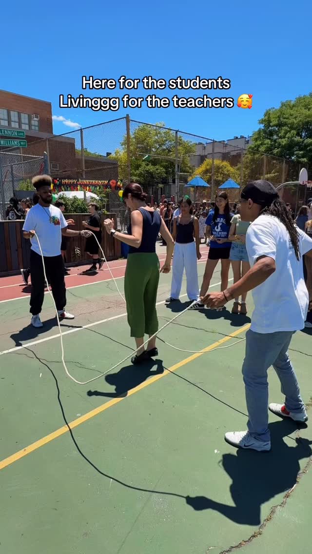 We encourage errrbody to get their jump on ๐ฅฐ ESPECIALLY our adults ha ๐
#nycschools #doubledutch #fitnessactivation #brandactivation #nycfitness