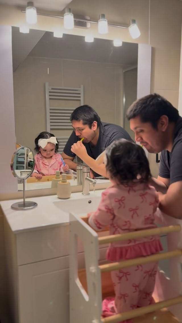 Los hábitos que acompañarán a nuestros hijos toda la vida comienzan con pequeños momentos como este. 🦷🤍
Los niños aprenden observando, imitando y compartiendo nuestras rutinas. Por eso, incorporar el cepillado desde temprana edad y convertirlo en un momento familiar puede marcar una gran diferencia en su salud bucal futura.
Porque más que enseñarles qué hacer, les enseñamos con el ejemplo. ✨
#SaludBucalInfantil #CepilladoDental #Odontopediatría #PequeñasSonrisas #ClínicaDentalAustral